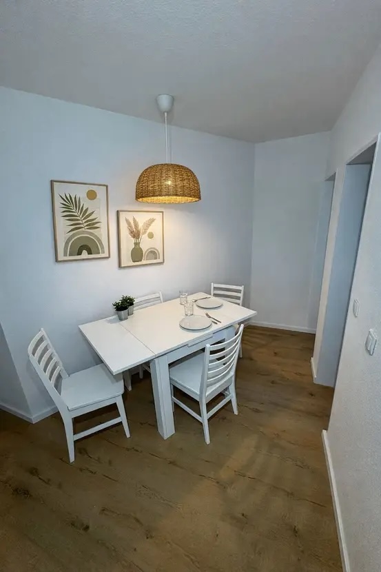 Essbereich mit Korblampe