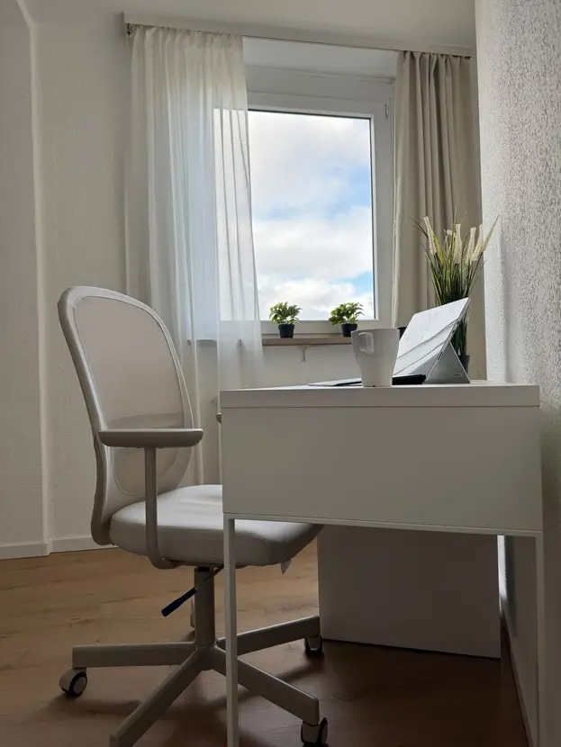 Zimmer 2 Schreibtisch am Fenster