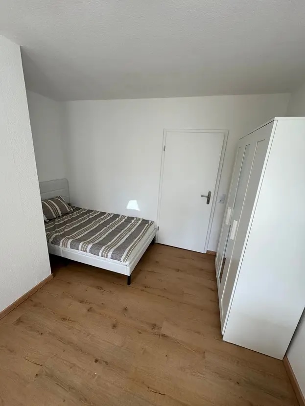 Zimmer 4 mit Bett und Schrank